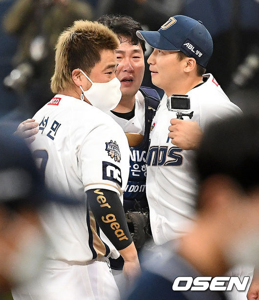 [OSEN=이대선 기자] 우승을 확정 지은 NC 박석민, 양의지, 나성범이 환호하고 있다./sunday@osen.co.kr