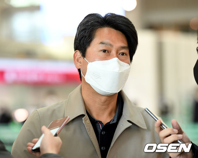 [OSEN=인천공항, 곽영래 기자]설종진 감독이 인터뷰를 하고 있다. /youngrae@osen.co.kr