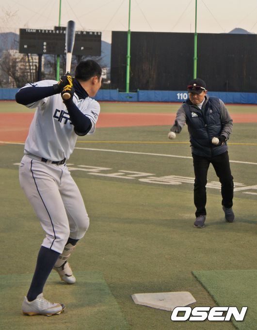 [OSEN=대구, 손찬익 기자] 재능기부 활동에 나선 박흥식 전 KIA 퓨처스 감독 /what@osen.co.kr