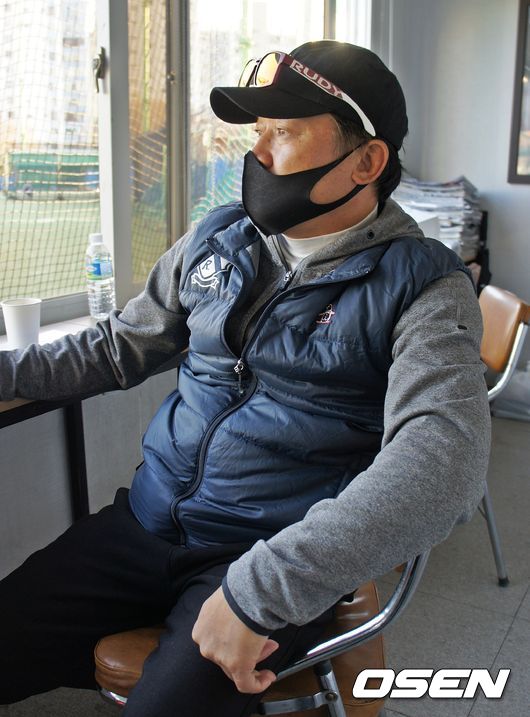 [OSEN=대구, 손찬익 기자] 대구고에서 재능 기부 활동 중인 박흥식 전 KIA 퓨처스 감독 /what@osen.co.kr