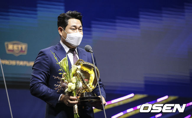 [OSEN=사진팀] 역대 최고 득표율을 작성하며 3년 연속, 개인 통산 6번째 황금장갑을 수상한 NC 양의지(타점/장타율 2위, 홈런 공동 4위, 출루율 9위, 타율 10위) / 사진=KBO