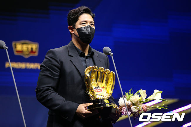 [OSEN=사진팀] 프로 입단 15년만에 첫 황금장갑을 수상한 KT 황재균.(득점 4위, 안타 8위, 타율 12위) /사진=KBO