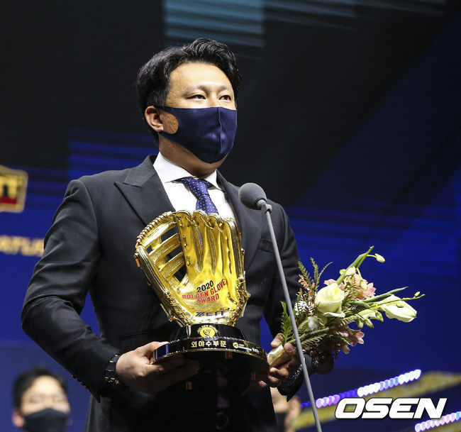 [OSEN=사진팀] 2년 연속 골든글러브를 수상한 KT 멜 로하스 주니어. 대리수상하는 김강 코치(홈런/타점/득점/장타율 1위, 안타 2위, 타율/출루율 3위) / 사진=KBO