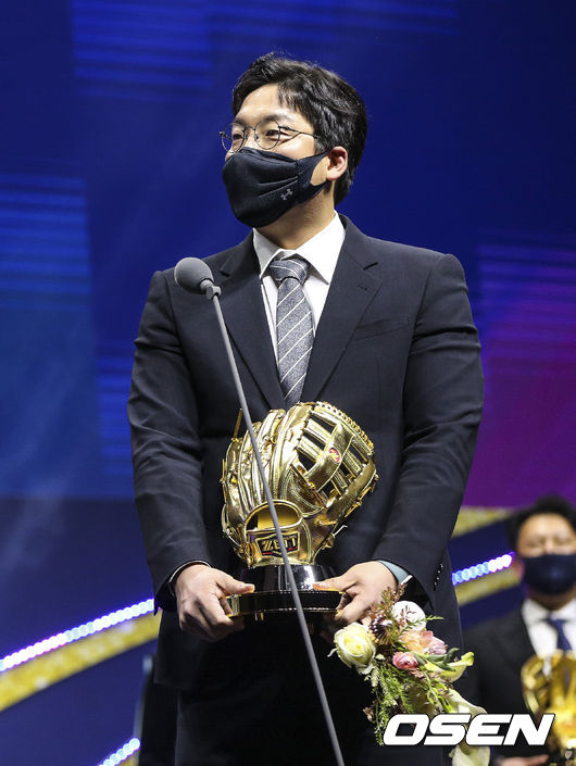 [OSEN=사진팀] 5년만에 수상한 LG 김현수(타점 3위, 안타 공동 5위, 타율 8위, 득점 공동 8위) / 사진=KBO