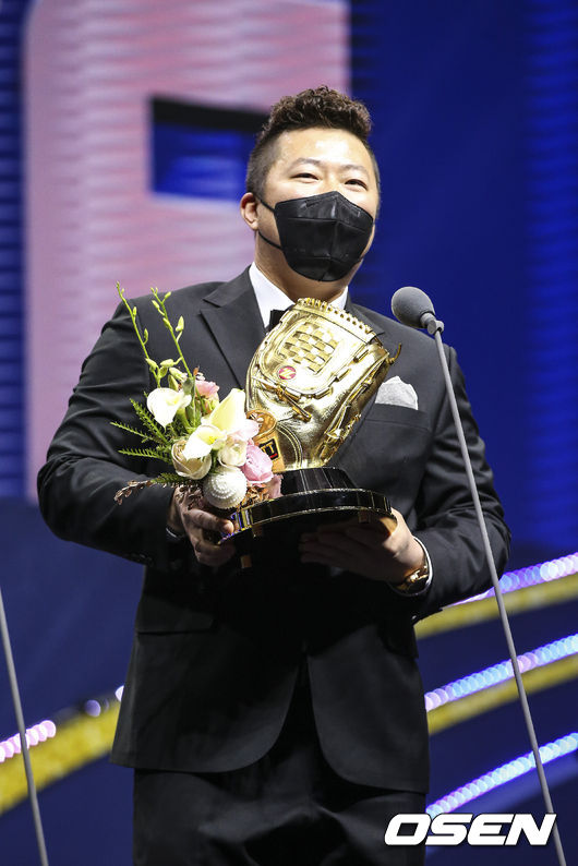 [OSEN=사진팀] 개인 통산 6번째 골든글러브를 수상한 KIA 최형우(타율 1위, 출루율 2위, 안타/타점 4위, 장타율 5위) / 사진=KBO