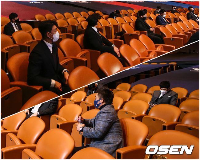 골든글러브 시상식 시작을 기다리는 손아섭과 허경민 (사진제공=KBO)