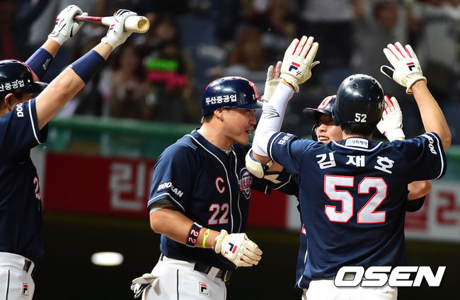 [OSEN=인천, 지형준 기자] 19일 오후 인천 문학야구장에서 열린 '2014 한국야쿠르트 세븐 프로야구' SK 와이번스와 두산 베어스의 경기, 6회초 2사 만루에서 두산 정수빈이 역전 만루포를 날리고 홈을 밟으며 동료선수들과 기뻐하고 있다. / jpnews@osen.co.kr