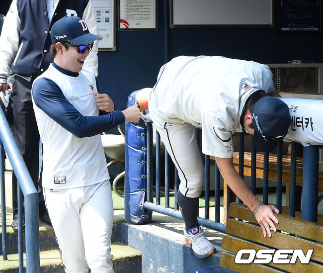 [OSEN=잠실, 지형준 기자] 26일 오후 서울 잠실야구장에서 열린 '2015 타이어뱅크 KBO리그' 두산 베어스와 KIA 타이거즈의 경기, 경기에 앞서 두산 박건우와 정수빈이 장난을 치고 있다. /jpnews@osen.co.kr