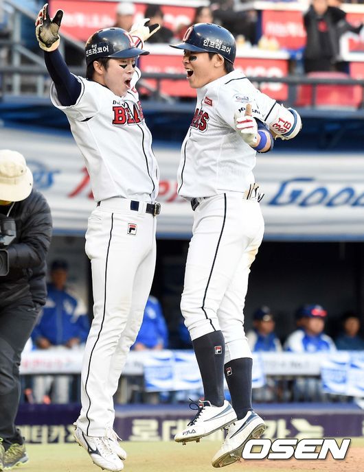 [OSEN=잠실, 최규한 기자] 31일 오후 서울 잠실구장에서 '2015 타이어뱅크 KBO 리그' 한국시리즈 5차전 두산 베어스와 삼성 라이온즈의 경기가 열렸다.7회말 두산 공격 2사 1, 3루 상황 정수빈이 우월 스리런포를 날리고 홈을 밟으며 허경민과 기뻐하고 있다. / dreamer@osen.co.kr