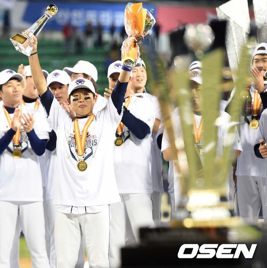 [OSEN=잠실, 최규한 기자] 신임 김태형 감독이 이끈 두산이 통합 5연패를 노리던 삼성왕조를 몰락시키며 14년만에 한국시리즈 우승컵을 품에 안았다.두산은 31일 잠실구장에서 열린 삼성과의 한국시리즈 5차전에서 선발 유희관의 안정적인 투구와 3회까지만 7점을 낸 타선의 응집력을 묶어 13-2로 이겼다. 1차전 패배 후 4경기를 내리 이기는 기세를 과시한 두산은 2001년 우승 이후 무려 14년 만의 정상 등극 감격을 맛봤다. 정규시즌 3위 팀 두산이 준플레이오프부터 한국시리즈까지 이어진 14경기서 야구만이 보여주는 드라마를 쓰며 우승을 차지했다. 정규시즌 3위 팀이 한국시리즈 우승까지 집어삼킨 것은 3번째다.한국 시리즈 MVP를 거머쥔 정수빈이 두 팔을 번쩍 들며 환호하고 있다./ dreamer@osen.co.kr