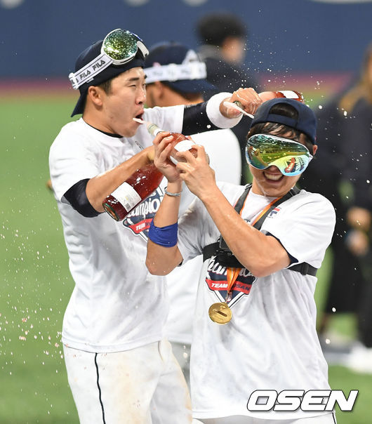 [OSEN=고척, 손용호 기자] 2019년 두산 베어스는 ‘미라클두’였다.두산은 26일 서울 고척스카에돔에서 열린 ‘2019 신한은행 MY CAR KBO리그 포스트시즌’ 키움 히어로즈와의 한국시리즈 4차전에서 11-9로 짜릿한 역전 승리를 거뒀다. 두산은 4연승으로 한국시리즈 우승에 성공했다.우승한 두산 선수들이 샴페인 세리머니로 우승의 기쁨을 만끽하고 있다./spjj@osen.co.kr