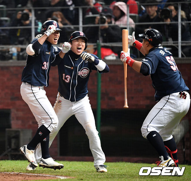[OSEN=인천, 이대선 기자]8회초 1사 1루에서 두산 정수빈이 우월 투런 홈런을 치고 동료들의 축하를 받고 있다./sunday@osen.co.kr