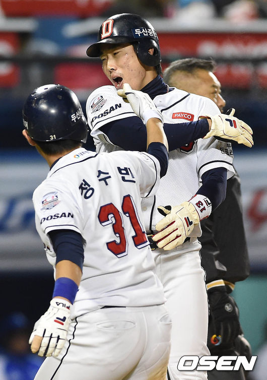 [OSEN=잠실, 백승철 기자] 30일 오후 서울 잠실구장에서 열린 '2015 타이어뱅크 KBO 리그' 한국시리즈 4차전 두산 베어스와 삼성 라이온즈의 경기 1회말 1사 2,3루 김현수의 내야땅볼 상황, 삼성 1루수 구자욱의 송구실책에 득점한 정수빈과 허경민이 환호하고 있다. /baik@osen.co.kr