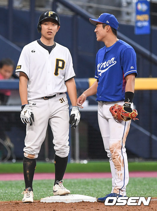 [OSEN=고척,박준형 기자]4일 오후 서울 고척스카이돔에서 열리는 의 WBC(월드베이스볼클래식) 야구 대표팀과 경찰청과의 평가전, 6회말 허경민이 경찰청 정수빈과 이야기를 나누고 있다. / soul1014@osen.co.kr