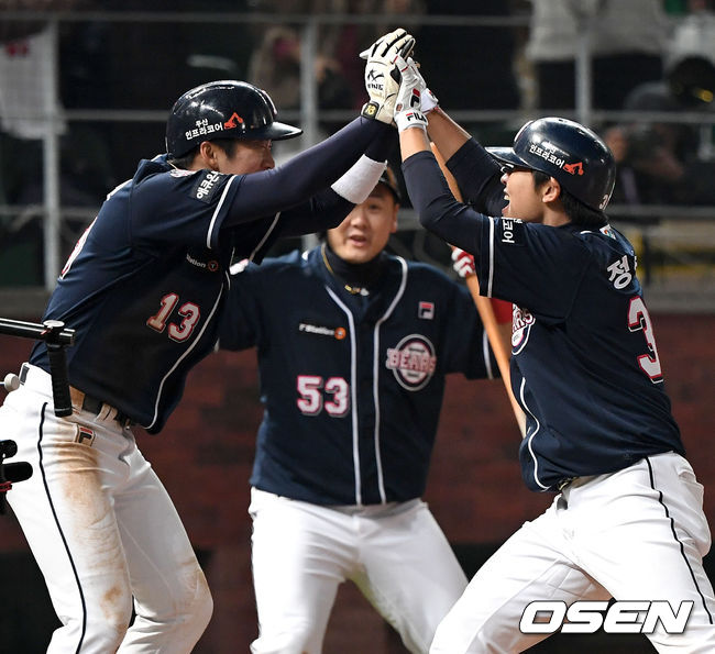 [OSEN=인천, 최규한 기자]8회초 1사 1루 상황 두산 정수빈이 역전 투런포를 날린 뒤 홈을 밟으며 허경민과 기뻐하고 있다. /dreamer@osen.co.kr