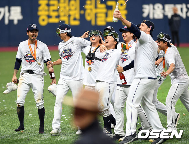 [OSEN=고척, 손용호 기자]우승한 두선 선수들이 샴페인 세리머니로 우승의 기쁨을 만끽하고 있다./spjj@osen.co.kr