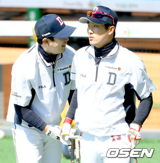 [OSEN=잠실, 김성락 기자] 8일 오전 서울  잠실야구장에서 두산 베어스 훈련이 진행됐다.박건우가 허경민을 향해 미소짓고 있다. /ksl0919@osne.co.kr