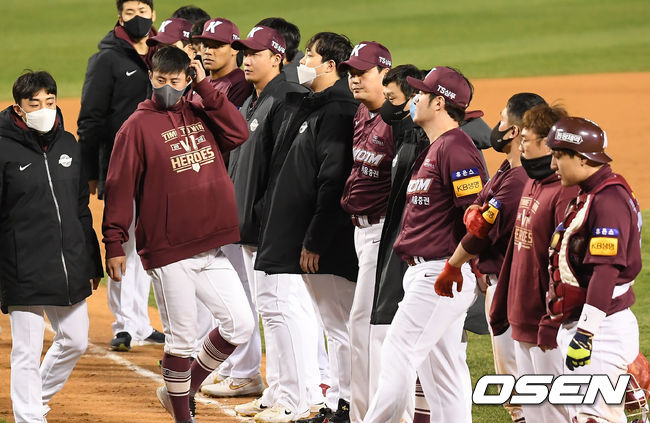 [OSEN=잠실,박준형 기자] 경기종료 후 연장승부 끝에 패한 키움 선수들이 아쉬워하고 있다. / soul1014@osen.co.kr