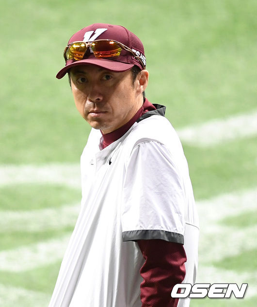 [OSEN=이대선 기자] 경기에 앞서 키움 손혁 감독이 훈련 중인 선수들을 바라보고 있다. /sunday@osen.co.kr