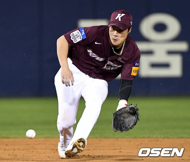 [OSEN=잠실, 최규한 기자] 2020 신한은행 SOL KBO리그 와일드카드 1차전, 타구 처리하는 김하성. / dreamer@osen.co.kr