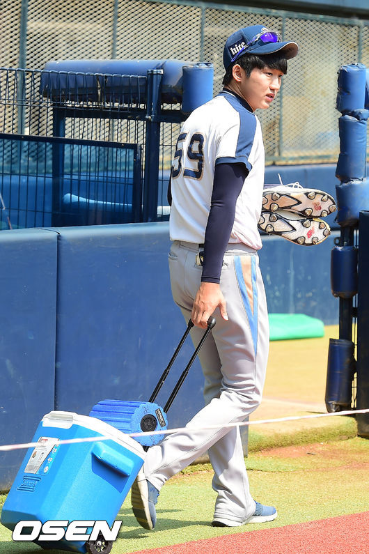 [OSEN=잠실, 곽영래 기자] 18일 오후 서울 잠실구장에서 열리는 '2017 타이어뱅크 KBO리그' 두산 베어스와 NC 다이노스의 경기에 앞서 NC 구창모가 훈련을 위해 이동하고 있다. / youngrae@osen.co.kr