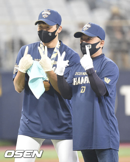 [OSEN=고척,박준형 기자]시상식에서 NC 김택진 구단주가 구창모가 포즈를 취하고 있다. / soul1014@osen.co.kr