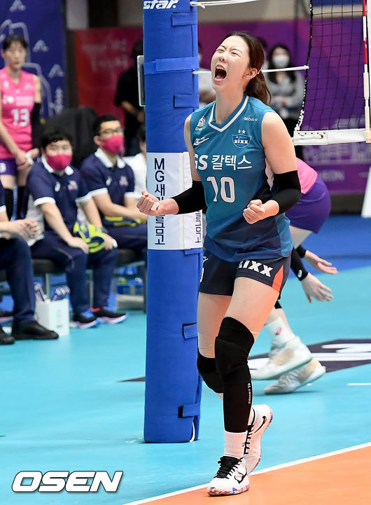 [OSEN=제천, 김성락 기자]  GS칼텍스 흥국생명을 꺾는 대이변을 일으키며 3년 만에 컵대회 정상에 섰다.GS칼텍스는 5일 충북 제천체육관에서 2020 제천･MG새마을금고컵 프로배구대회 여자부 흥국생명과의 결승전에서 세트스코어 3-0(25-23, 28-26, 25-23)으로 승리했다. 이날 승리로 GS칼텍스는 2017년 이후 3년 만에 컵대회 정상에 올랐다.우승포인트의 주인공 강소휘GS칼텍스)가 기자단 투표 30표 중 14표를 얻어 MVP로 선정됐다. 러츠가 10표, 이소정이 6표를 얻었다. 화제의 주인공 김연경(흥국생명)은 MIP를 수상했다.3세트 우승이 확정된 순간 GS칼텍스 강소휘가 기뻐하고 있다./ksl0919@osen.co.kr