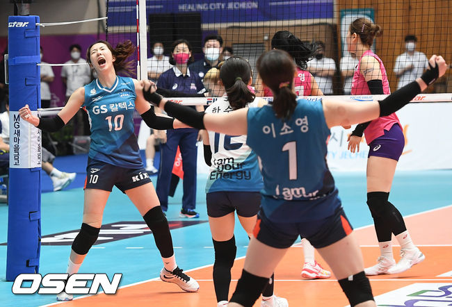 [OSEN=제천, 김성락 기자]  GS칼텍스 흥국생명을 꺾는 대이변을 일으키며 3년 만에 컵대회 정상에 섰다.GS칼텍스는 5일 충북 제천체육관에서 2020 제천･MG새마을금고컵 프로배구대회 여자부 흥국생명과의 결승전에서 세트스코어 3-0(25-23, 28-26, 25-23)으로 승리했다. 이날 승리로 GS칼텍스는 2017년 이후 3년 만에 컵대회 정상에 올랐다.우승포인트의 주인공 강소휘GS칼텍스)가 기자단 투표 30표 중 14표를 얻어 MVP로 선정됐다. 러츠가 10표, 이소정이 6표를 얻었다. 화제의 주인공 김연경(흥국생명)은 MIP를 수상했다.3세트 우승이 확정된 순간 GS칼텔스 강소휘가 포효하고 있다./ksl0919@osen.co.kr