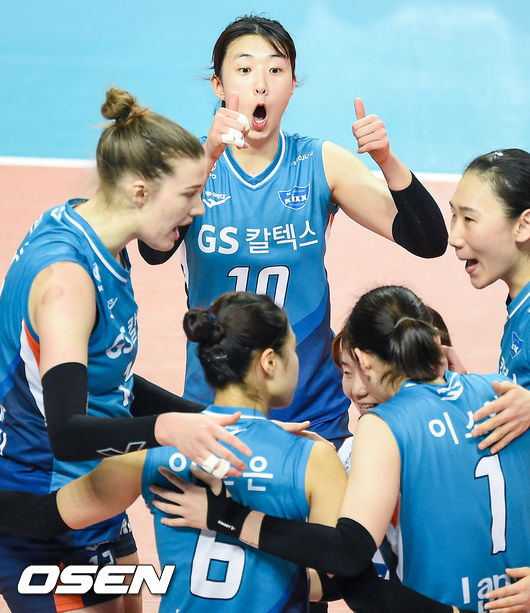 [OSEN=박준형 기자]1세트 GS칼텍스 이소영의 득점때 강송휘가 엄지손가락을 치켜 보이고 있다. / soul1014@osen.co.kr