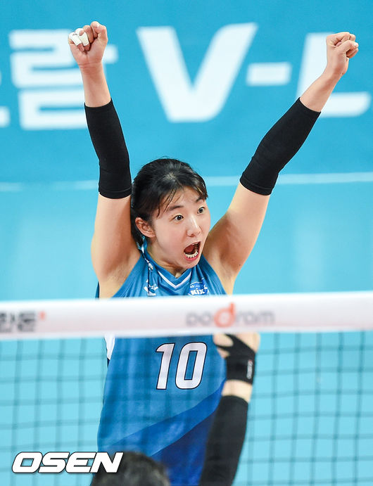 [OSEN=박준형 기자]2세트 GS칼텍스 강소휘가 서브에이스를 성공시킨뒤 기뻐하고 있다. / soul1014@osen.co.kr