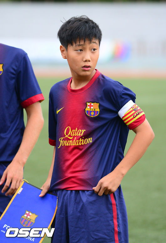 [OSEN=강진, 김영민 기자] 28일 전남 강진 종합운동장에서 열린 '제7회 한국중등(U-15)축구연맹회장배 겸 전라남도지사배 국제축구대회' 한국중등연맹U-15 대표팀과 FC 바르셀로나 경기에 앞서 FC 바로셀로나 백승호가 주장완자을 차고 경기 준비를 하고 있다./ ajyoung@osen.co.kr