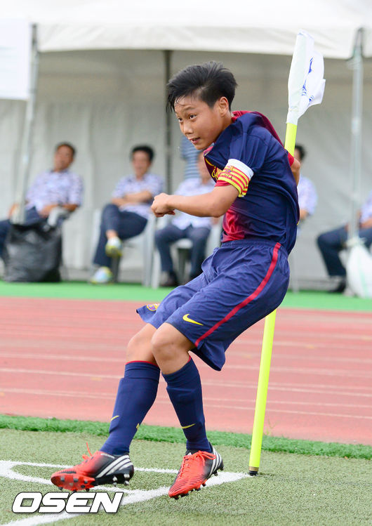 [OSEN=강진, 김영민 기자] 28일 전남 강진 종합운동장에서 열린 '제7회 한국중등(U-15)축구연맹회장배 겸 전라남도지사배 국제축구대회' 한국중등연맹U-15 대표팀과 FC 바르셀로나 경기  전반 FC 바로셀로나 백승호가 코너킥을 하고 있다./ ajyoung@osen.co.kr