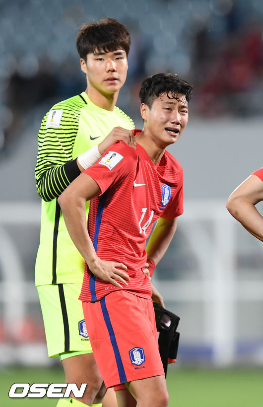 [OSEN=천안, 최규한 기자]경기 종료 후 한국 백승호와 골키퍼 송범근이 울먹이고 있다. /dreamer@osen.co.kr