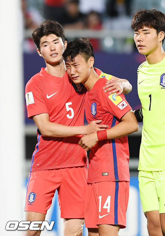 [OSEN=천안, 민경훈 기자]경기를 마치고 한국 백승호가 눈물을 흘리고 있다. /rumi@osen.co.kr