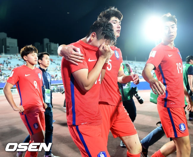 [OSEN=천안, 최규한 기자]경기 종료 후 한국 백승호가 팬들에게 인사한 뒤 울먹이며 그라운드를 나서고 있다. /dreamer@osen.co.kr