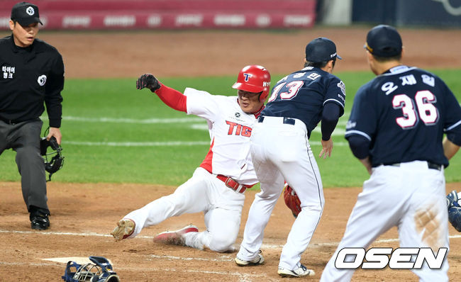 [OSEN=광주, 최규한 기자] 26일 오후 광주-기아 챔피언스필드에서 '2017 타이어뱅크 KBO리그' 한국시리즈 2차전 KIA 타이거즈와 두산 베어스의 경기가 열렸다. 8회말 1사 1, 3루 상황 KIA 나지완의 3루수 땅볼 때 런다운에 걸린 김주찬이 홈을 파고 들어 세이프되고 있다. /dreamer@osen.co.kr