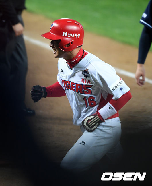 [OSEN=광주, 지형준 기자] 26일 오후 광주-기아 챔피언스필드에서 열린 '2017 타이어뱅크 KBO리그' 한국시리즈 2차전 KIA 타이거즈와 두산 베어스의 경기, 8회말 1사 1,3루에서 KIA 김주찬이 나지완의 3루 땅볼에 협살에 걸렸지만 두산 양의지에 앞서 홈에서 세이프되고 있다. /jpnews@osen.co.kr