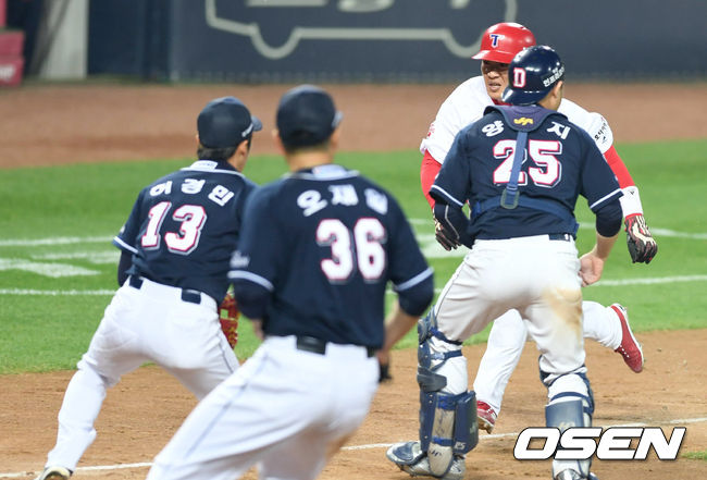 [OSEN=광주, 최규한 기자] 26일 오후 광주-기아 챔피언스필드에서 '2017 타이어뱅크 KBO리그' 한국시리즈 2차전 KIA 타이거즈와 두산 베어스의 경기가 열렸다. 8회말 1사 1, 3루 상황 KIA 나지완의 3루수 땅볼 때 런다운에 걸린 김주찬이 홈으로 파고들고 있다. / dreamer@osen.co.kr