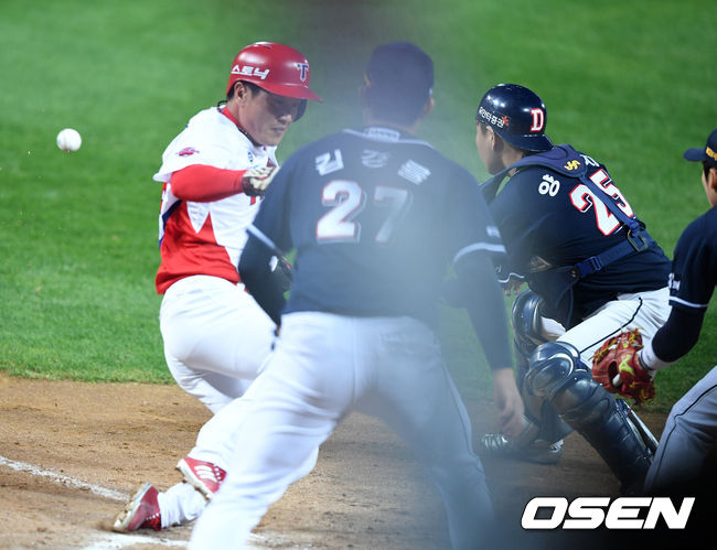[OSEN=광주, 지형준 기자] 26일 오후 광주-기아 챔피언스필드에서 열린 '2017 타이어뱅크 KBO리그' 한국시리즈 2차전 KIA 타이거즈와 두산 베어스의 경기, 8회말 1사 1,3루에서 KIA 김주찬이 나지완의 3루 땅볼에 협살에 걸렸지만 두산 양의지에 앞서 홈에서 세이프되고 있다. /jpnews@osen.co.kr