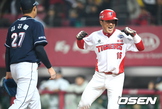 [OSEN=광주, 손용호 기자]8회말 1사 1, 3루 상황 KIA 나지완의 3루수 땅볼 때 런다운에 걸린 김주찬이 홈을 파고 들어 세이프된 뒤 환호하고 있다. /spjj@osen.co.kr
