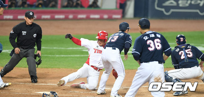 [OSEN=광주, 최규한 기자]8회말 1사 1, 3루 상황 KIA 나지완의 3루수 땅볼 때 런다운에 걸린 김주찬이 홈을 파고 들어 세이프되고 있다. /dreamer@osen.co.kr