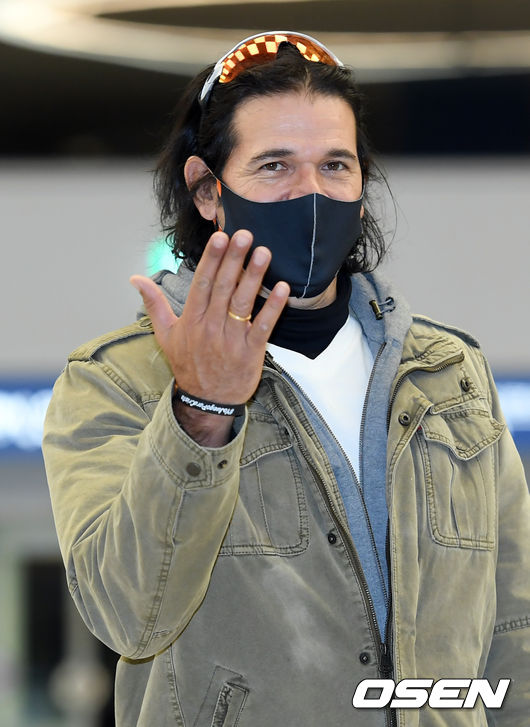 [OSEN=인천국제공항, 조은정 기자] 수베로 감독이 입국장을 나서며 포즈를 취하고 있다. /cej@osen.co.kr