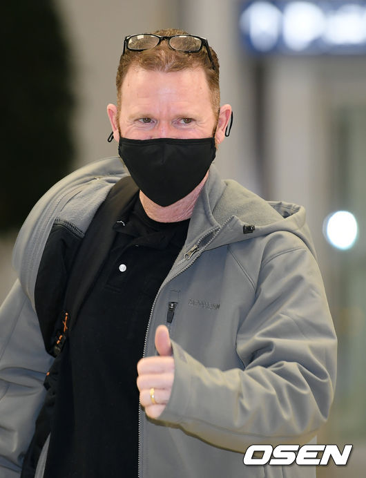 [OSEN=인천국제공항, 조은정 기자] 케네디 코치가 입국장을 나서며 포즈를 취하고 있다. /cej@osen.co.kr