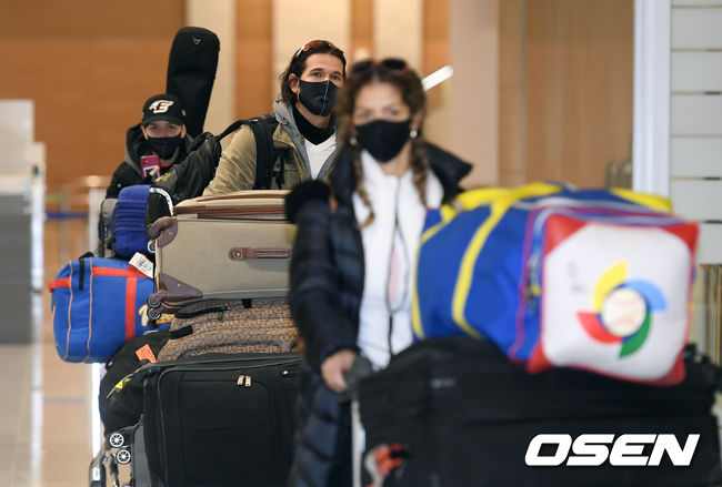 [OSEN=인천국제공항, 조은정 기자]수베로 감독이 가족들과 입국장을 나서고 있다. /cej@osen.co.kr