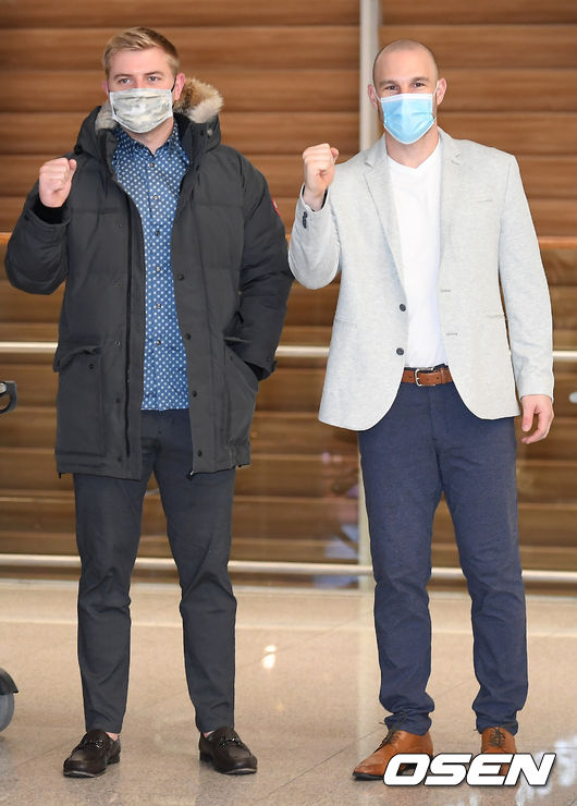 [OSEN=인천공항, 곽영래 기자]SK 르위키와 로맥이 포즈를 취하고 있다. /youngrae@osen.co.kr