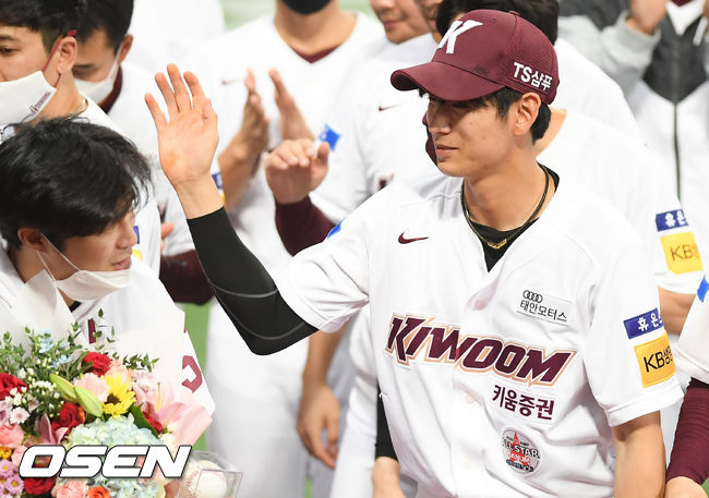 [OSEN=고척,박준형 기자]경기종료 후 20홈런-20도루 달성한 김하성이 이정후의 축하를 받고 있다.  / soul1014@osen.co.kr