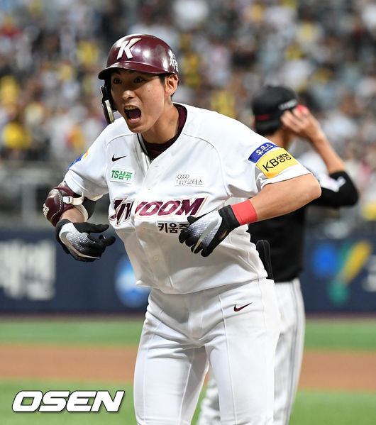 [OSEN=고척돔, 지형준 기자]9회말 2사 1루에서 키움 이정후가 우전안타를 날리고 기뻐하고 있다.  /jpnews@osen.co.kr