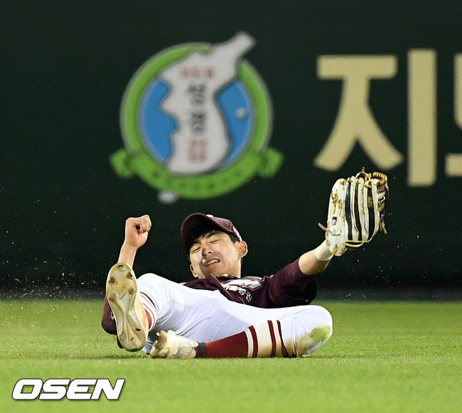 [OSEN=대전, 지형준 기자]7회말 2사에서 키움 이정후가 한화 호잉의 타구에 몸을 날렸으나 바운드가 된 후 잡아내고 있다. /jpnews@osen.co.kr