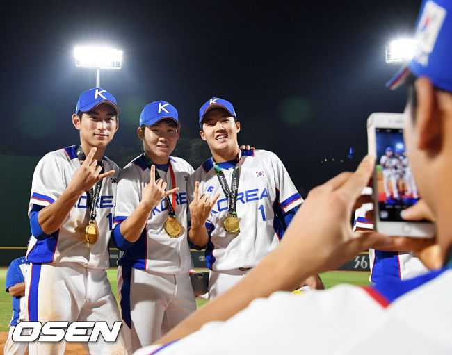 [OSEN=자카르타(인도네시아), 손용호 기자]경기를 마치고 한국 대표팀 이정후, 박민우, 임찬규가 우승 기념 포토타임을 갖고 있다./spjj@osen.co.kr