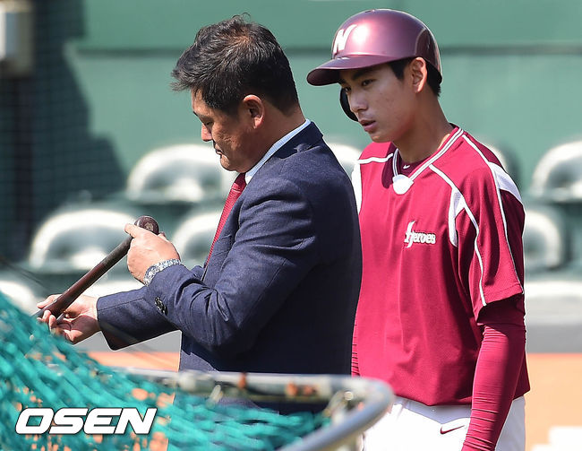 [OSEN=대전, 백승철 기자] 17일 대전 한화생명 이글스 파크에서 열리는 2017 KBO 리그 시범경기 한화 이글스와 넥센 히어로즈의 경기 시작전 이종범과 이종후가 이야기를 나누고 있다.  / baik@osen.co.kr